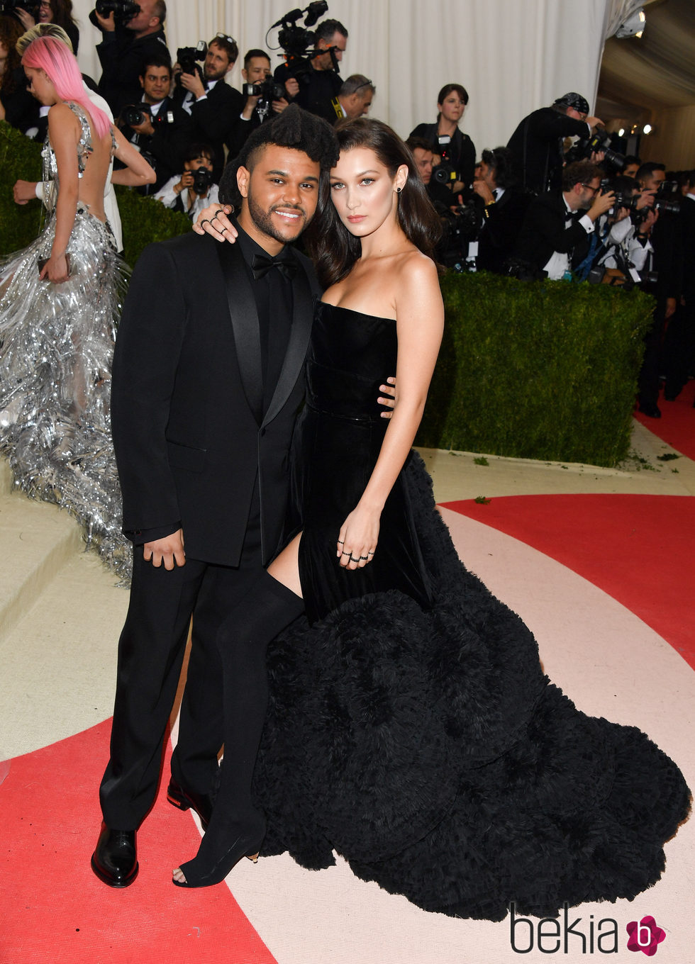 Bella Hadid y The Weeknd en la Gala Met 2016