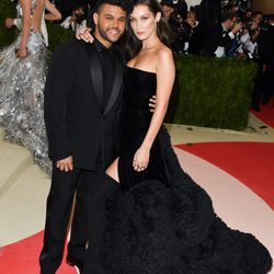 Bella Hadid y The Weeknd en la Gala Met 2016