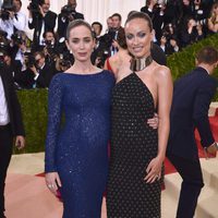 Emily Blunt y Olivia Wilde luciendo embarazo en la Gala del MET 2016