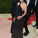 Olivia Wilde luciendo embarazo en la Gala del MET 2016