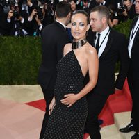 Olivia Wilde luciendo embarazo en la Gala del MET 2016