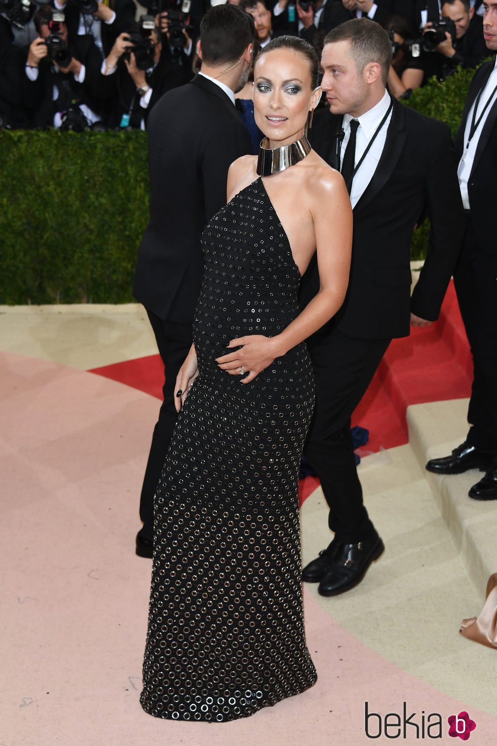 Olivia Wilde luciendo embarazo en la Gala del MET 2016