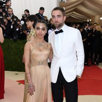 Robert Pattinson y FKA Twigs en la Gala del MET 2016