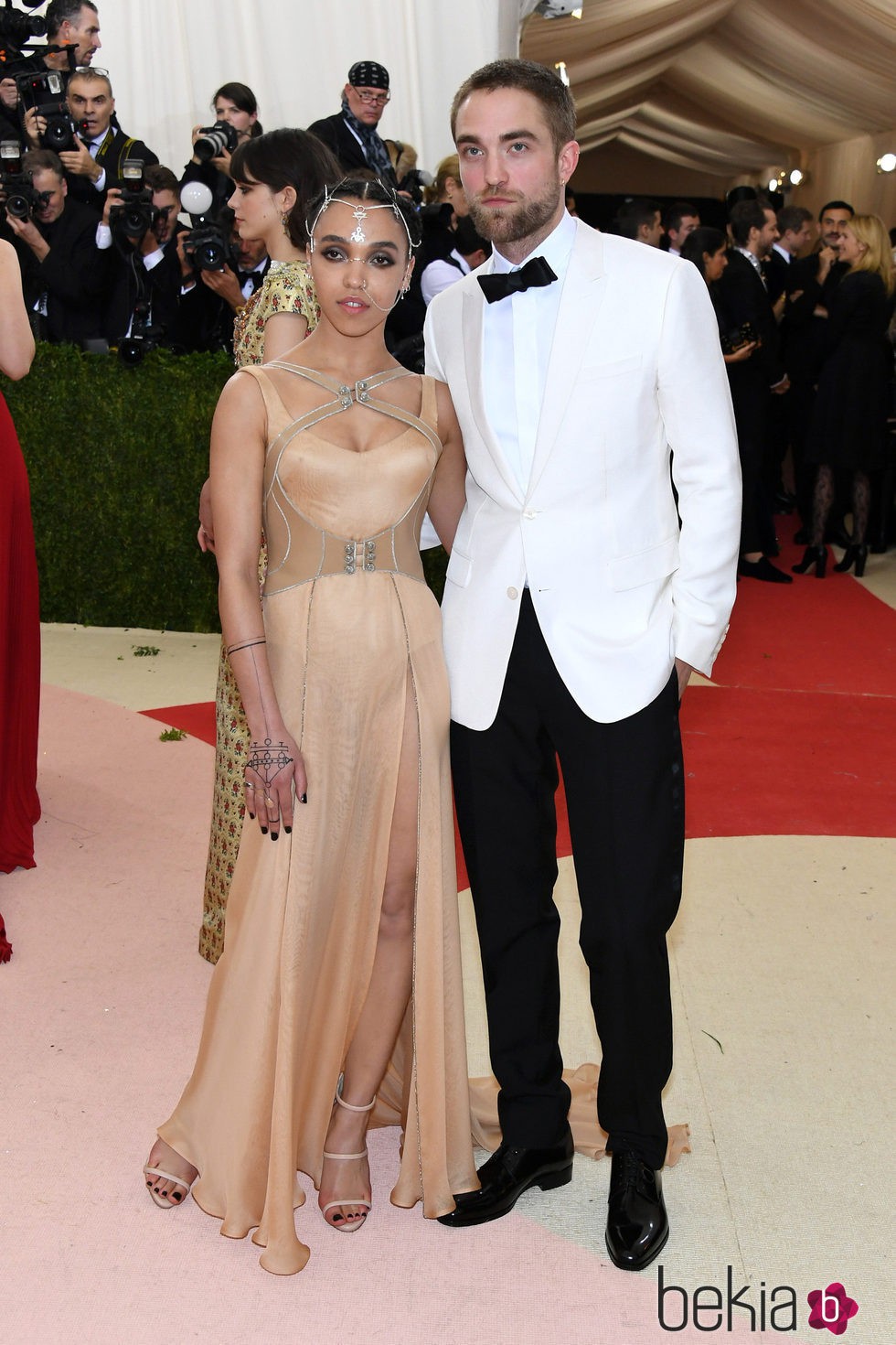 Robert Pattinson y FKA Twigs en la Gala del MET 2016