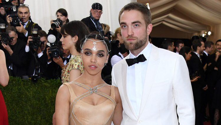 Robert Pattinson y FKA Twigs en la Gala del MET 2016