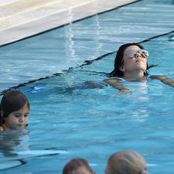 Kourtney Kardashian y su hija Penélope relajándose en una piscina de Miami