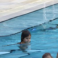 Kourtney Kardashian y su hija Penélope relajándose en una piscina de Miami