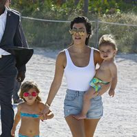 Kourtney Kardashian y sus hijos Penelope y Reign paseando por una playa de Miami