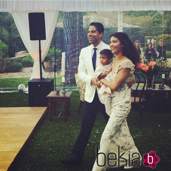 Adan Rodríguez y Grace Gail junto a su hija en su boda en la toscana italiana