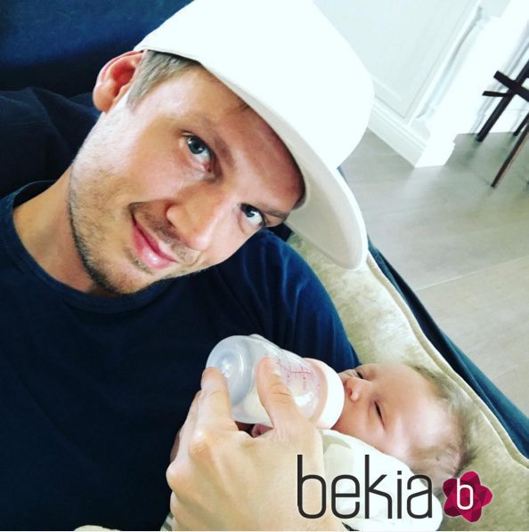 Nick Carter junto a su hijo recién nacido