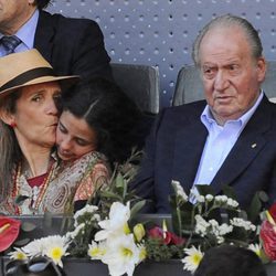 La Infanta Elena besa a Victoria de Marichalar junto al Rey Juan Carlos en el Madrid Open 2016