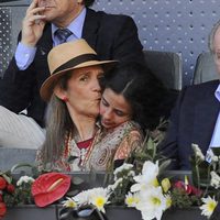 La Infanta Elena besa a Victoria de Marichalar junto al Rey Juan Carlos en el Madrid Open 2016