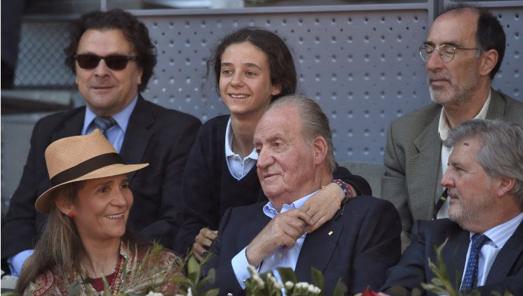 El Rey Juan Carlos, muy cariñoso con su nieta Victoria de Marichalar en el Madrid Open 2016