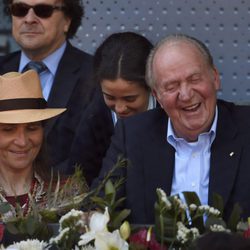 El Rey Juan Carlos, la Infanta Elena y Victoria de Marichalar ríen divertidos en el Madrid Open 2016