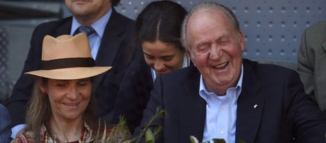 El Rey Juan Carlos, la Infanta Elena y Victoria de Marichalar ríen divertidos en el Madrid Open 2016