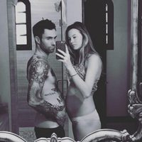 Adam Levine y Behati Prinsloo presumen de embarazo frente al espejo