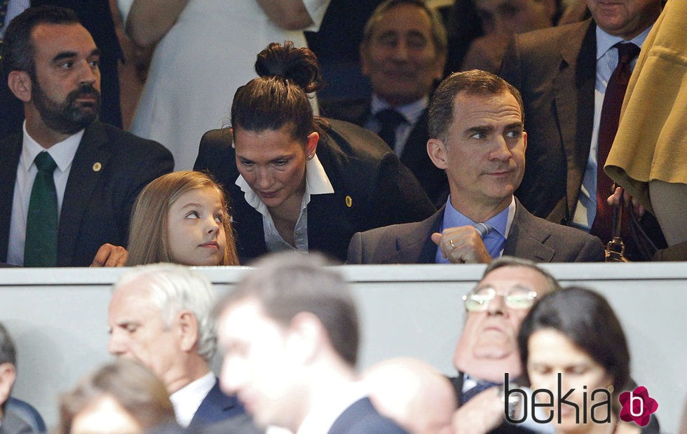 La Infanta Sofía y el Rey Felipe en el partido de Champions Real  Madrid-Manchester City