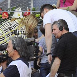 Cristina Cifuentes saludando a Fonsi Nieto y su hijo Lucas en el Madrid Open 2016