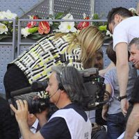 Cristina Cifuentes saludando a Fonsi Nieto y su hijo Lucas en el Madrid Open 2016