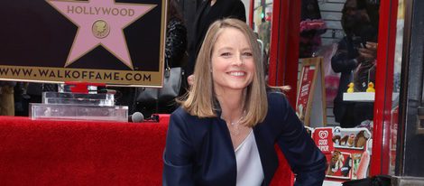 Jodie Foster con su estrella del Paseo de la Fama