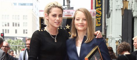 Jodie Foster junto a Kristen Stewart con su estrella del Paseo de la Fama