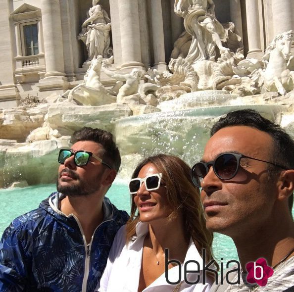 Raquel Bollo junto a Luis Rollán y Miguel Poveda en la Fontana Di Trevi en Roma