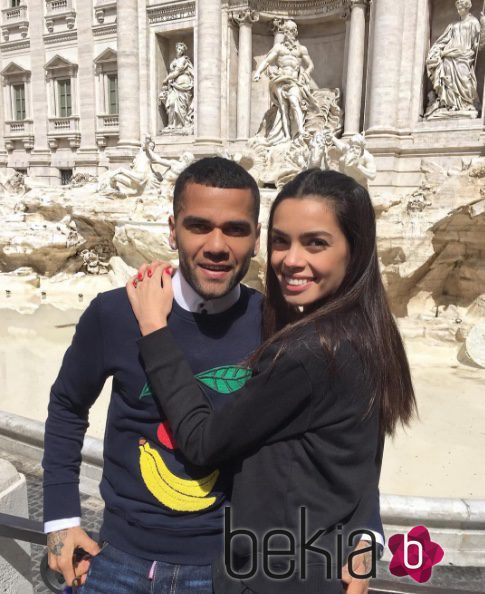 Dani Alves y Joana Sanz en la Fontana Di Trevi en Roma