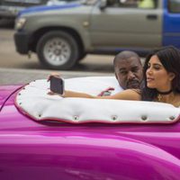 Kim y Kourtney Kardashian y Kanye West en un coche en Cuba