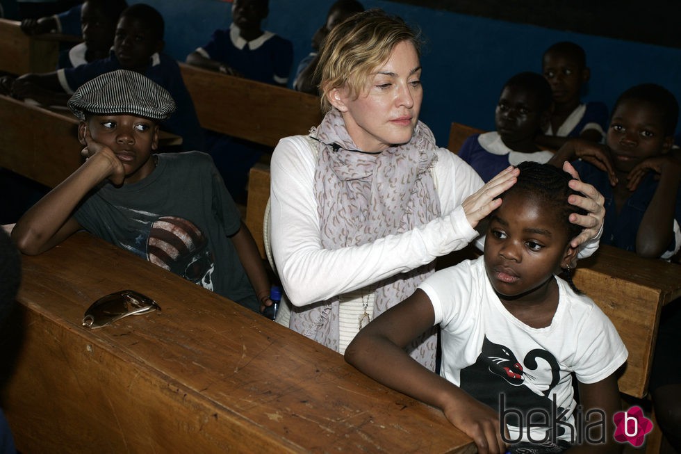 Madonna con su hija adoptiva Mercy