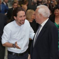 Pablo Iglesias saluda a Margallo en los Premios Ortega y Gasset 2016