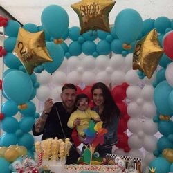 Sergio Ramos y Pilar Rubio con su hijo Sergio en la celebración de su segundo cumpleaños