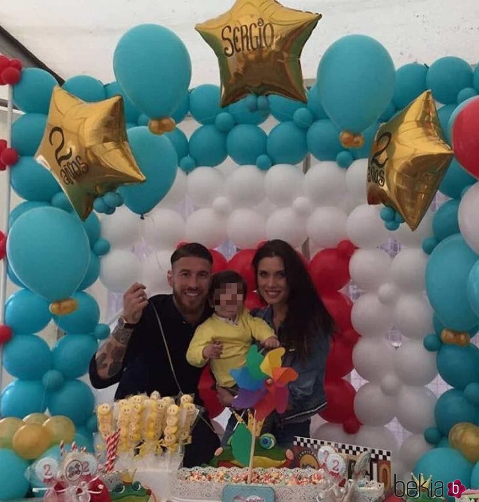 Sergio Ramos y Pilar Rubio con su hijo Sergio en la celebración de su segundo cumpleaños