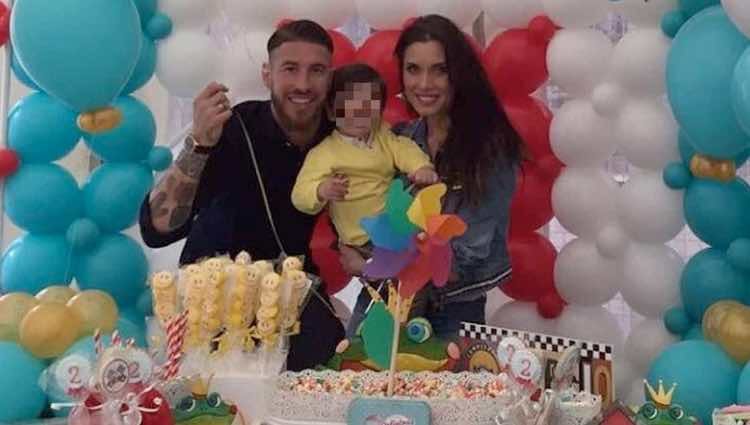 Sergio Ramos y Pilar Rubio con su hijo Sergio en la celebración de su segundo cumpleaños