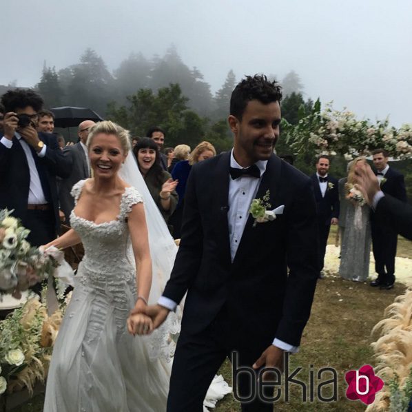 Kaitlin Doubleday y Devin Lucien durante su boda en California