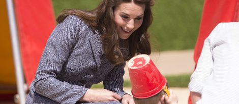 Kate Middleton juega con un niño en la inauguración de un parque infantl en Londres