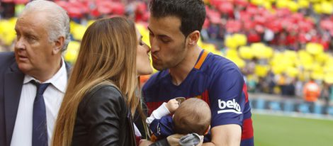 Sergio Busquets besando a su novia Elena Galera con su hijo Enzo en brazos en el Camp Nou