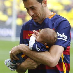 Sergio Busquets con su hijo Enzo en brazos en el Camp Nou