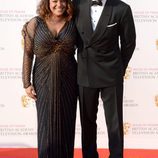 Idris Elba y Naiyana Garth en los Premios BAFTA TV 2016