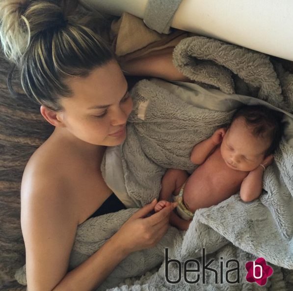 Chrissy Teigen y su hija Luna Simone