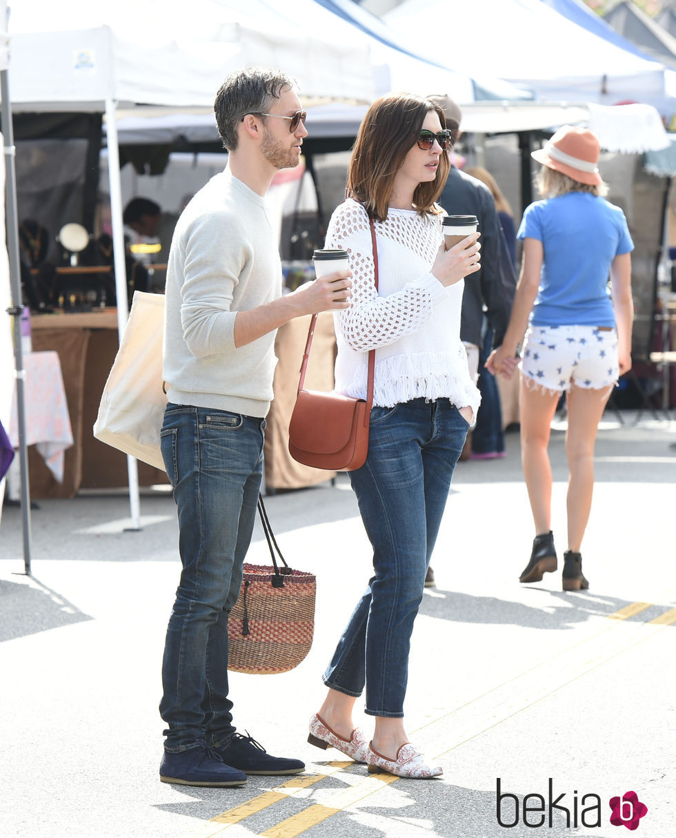 Anne Hathaway y Adam Shulman en un mercado en Los Ángeles