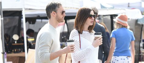 Anne Hathaway y Adam Shulman en un mercado en Los Ángeles