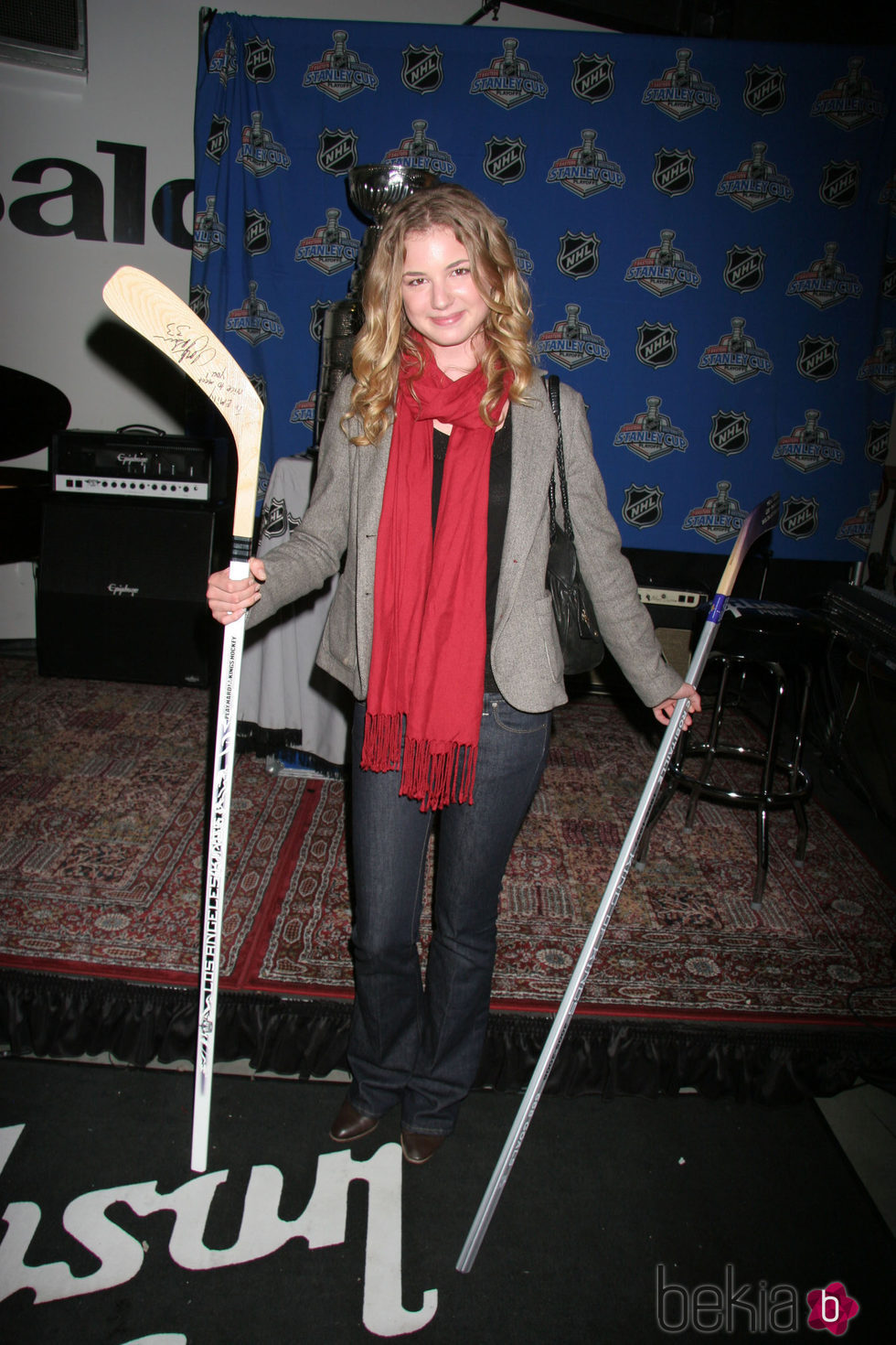 Emily VanCamp en un partido de hockey sobre hielo