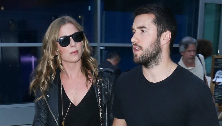 Emily VanCamp y Joshua Bowman cogidos de la mano por Nueva York