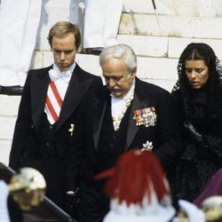 El Príncipe Rainiero con Carolina y Alberto de Mónaco en el funeral de Grace Kelly