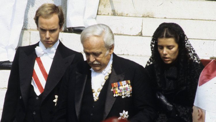 El Príncipe Rainiero con Carolina y Alberto de Mónaco en el funeral de Grace Kelly