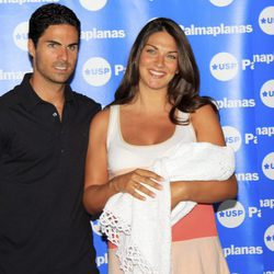 Lorena Bernal y Mikel Arteta presentando a su tercer hijo Daniel