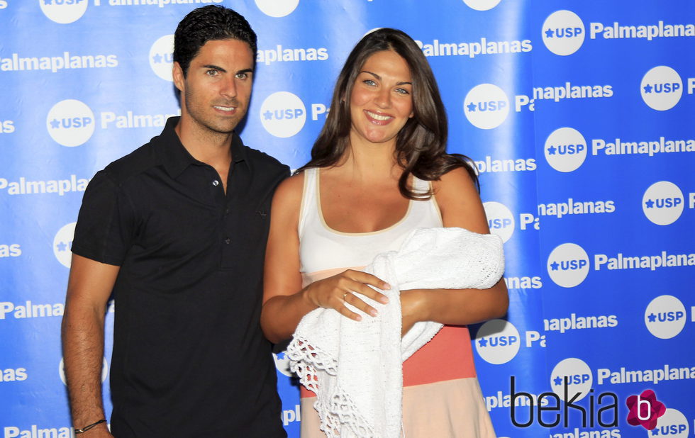 Lorena Bernal y Mikel Arteta presentando a su tercer hijo Daniel