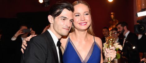 Alex Greenwald y Brie Larson en los Oscars 2016