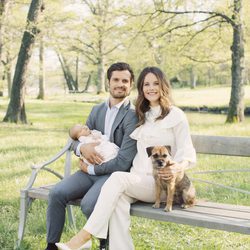 Carlos Felipe de Suecia y Sofia Hellqvist con su hijo Alejandro y su perro en los jardines del Palacio de Drottningholm 