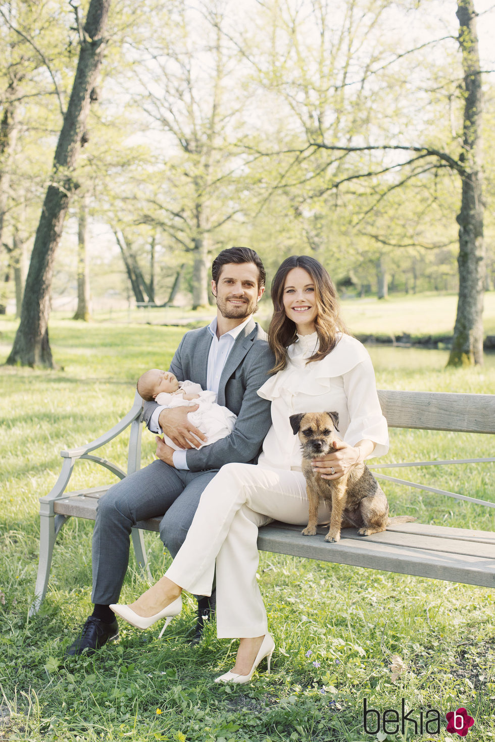 Carlos Felipe de Suecia y Sofia Hellqvist con su hijo Alejandro y su perro en los jardines del Palacio de Drottningholm 